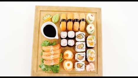 conjunto de sushi variado servido en bandeja de madera