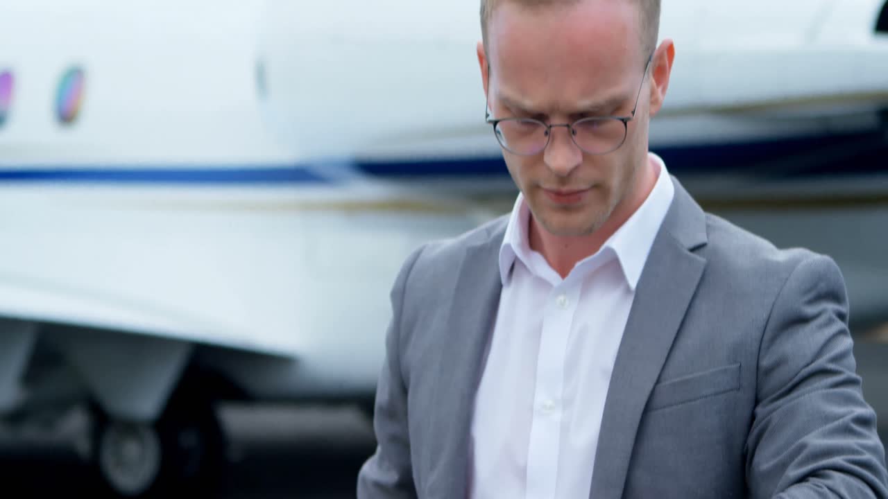 hombre de negocios comprobando el tiempo mientras está de pie en un 4k desbocado