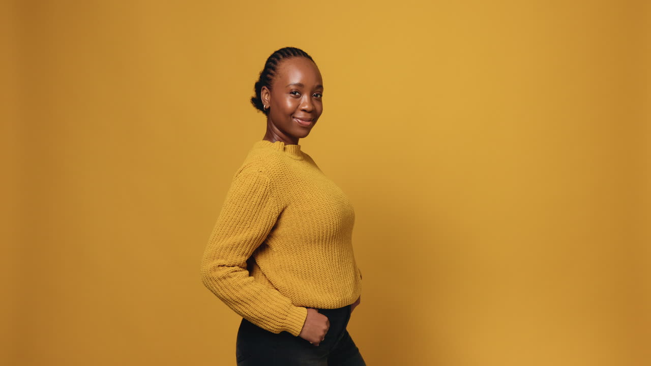 Ritratto di una donna con maglione giallo