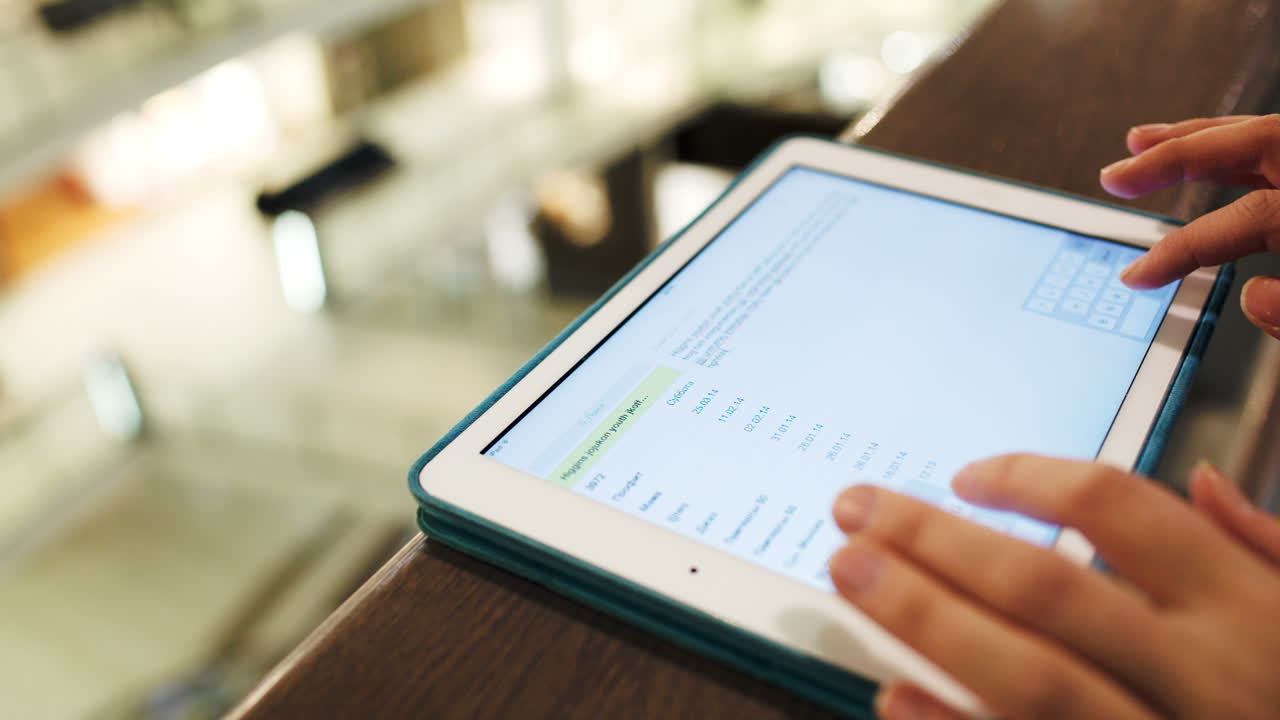 manos de mujeres usando almohadillas en los rieles en el centro comercial