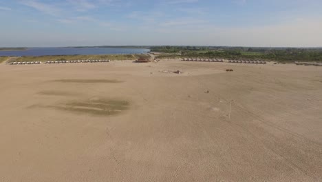 Antena:-Un-Club-De-Playa-En-Una-Playa-Grande-En-Los-Países-Bajos