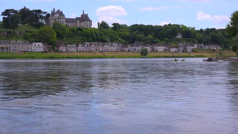 un hermoso castillo se encuentra a lo largo del río loira en francia 1