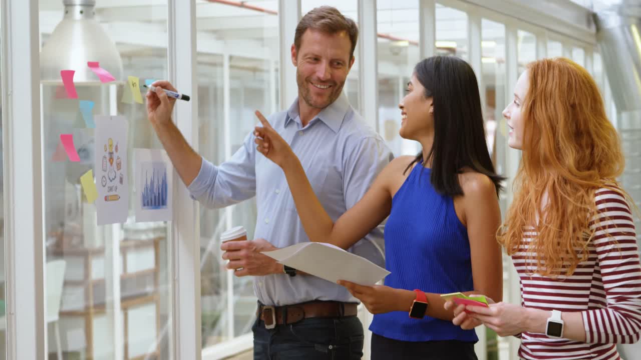 colegas de negocios discutiendo sobre notas adhesivas 4k