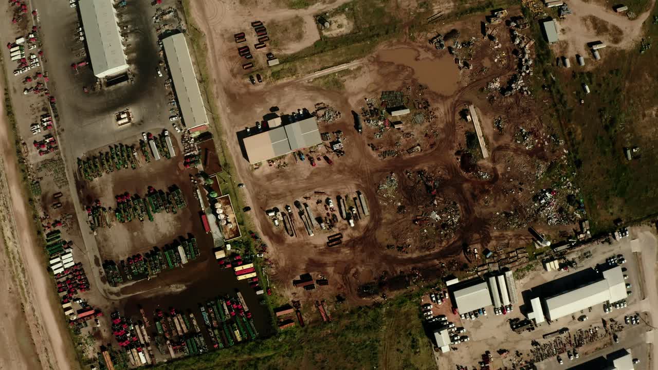 свалка металлолома беспилотник снял металлический мусор сверху