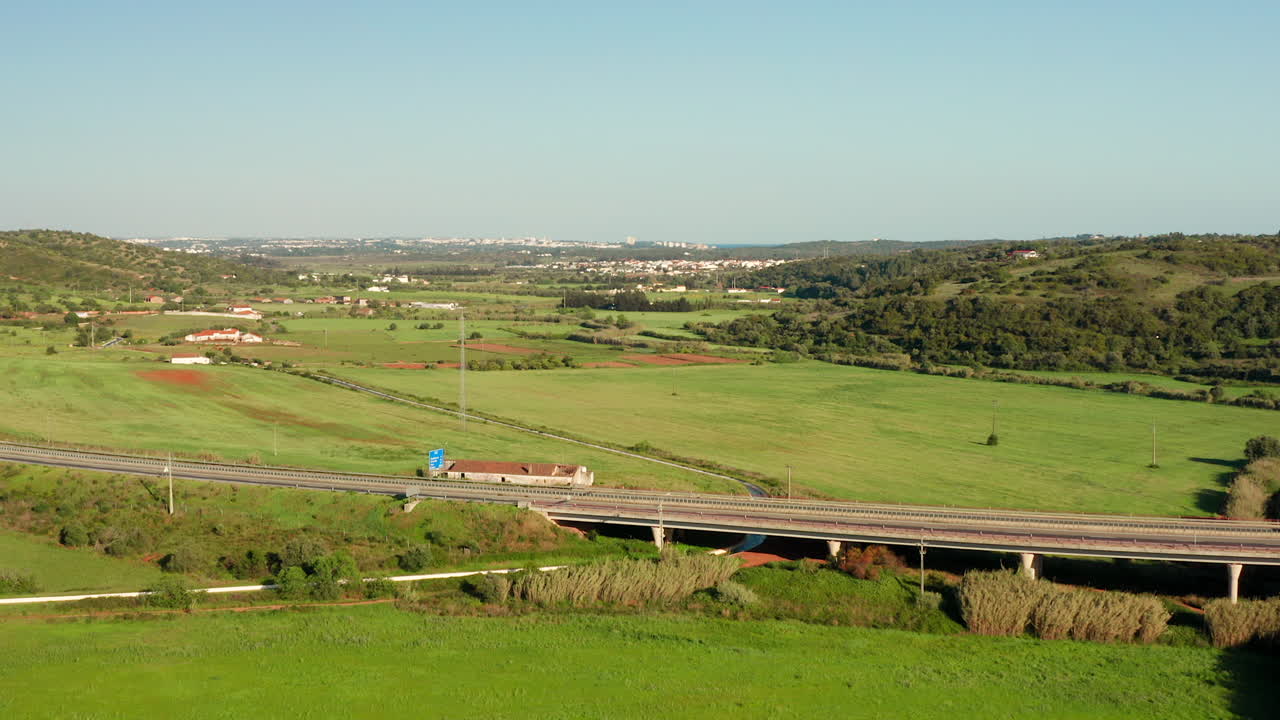 antena: una carretera que atraviesa el campo del algarve en portugal