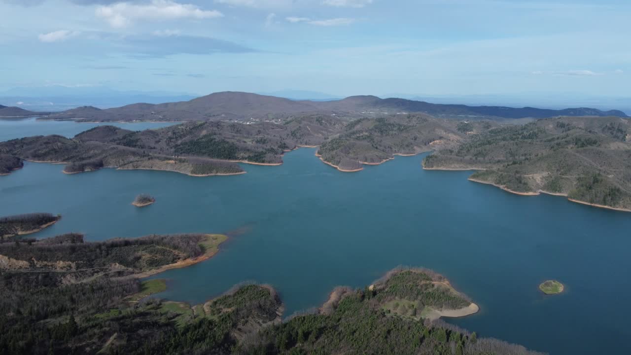 그리스 의 플라스티라 호수 위 에 있는 독특 한 해안 형태 의 공중 사진 | 4k
