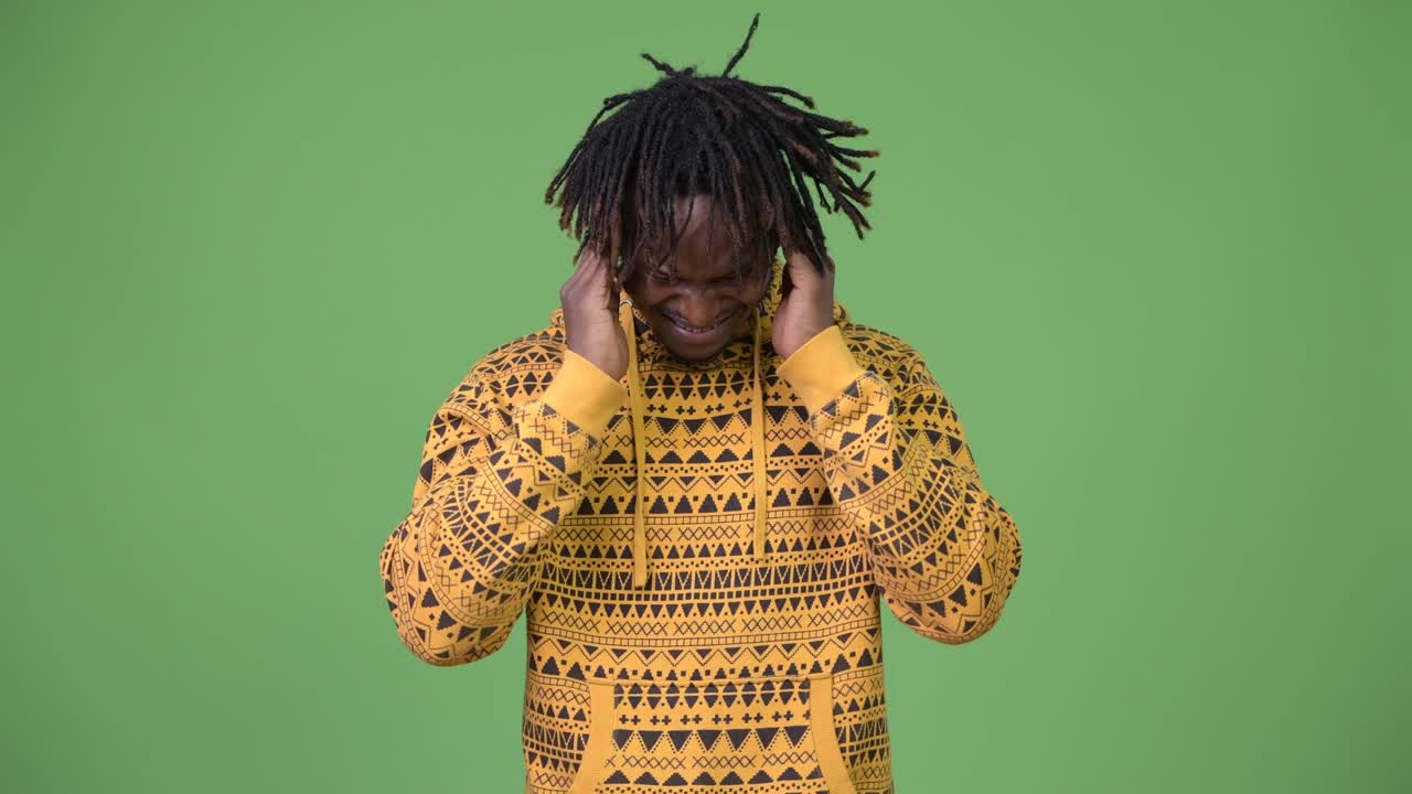 Giovane e bel uomo africano con mal di testa.