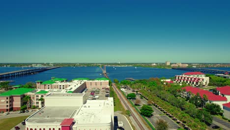 Vista-Aérea-En-Ascenso-De-La-Ciudad-De-Bradenton-En-El-Río-Manatee,-Al-Sur-De-Tampa.