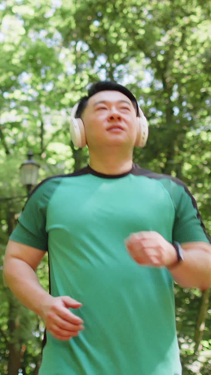 운동선수 조 훈련 마라톤 달리기 공원에서 무선 헤드폰으로 음악을 듣는