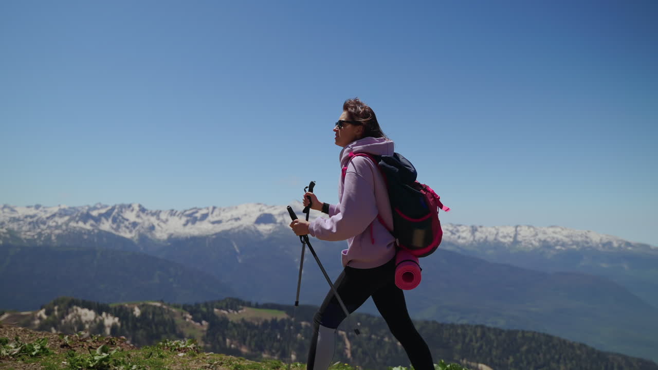 mujer haciendo senderismo en las montañas