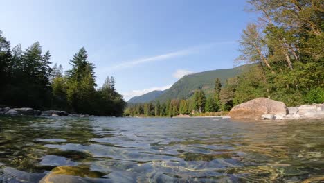 Agua-Que-Fluye-A-Través-De-Las-Montañas-En-Cascada,-El-Río-Skykomish-Llenando-El-Marco