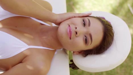 una joven hermosa en un spa de belleza.