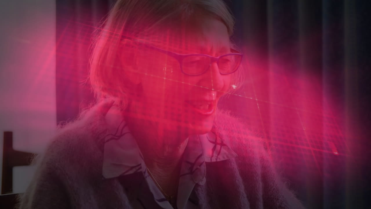 animación de cardiógrafo sobre una mujer caucásica de alto nivel hablando