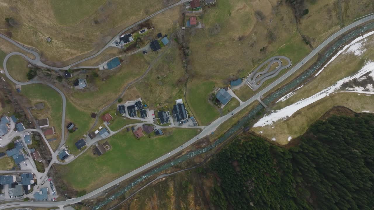 사알바흐-힌터글렘 스키 리조트 (saalbach-hinterglemm ski resort) 는 휘어지는 도로와 초록색 경사 (green slopes) 를 가진 스키리조트입니다.