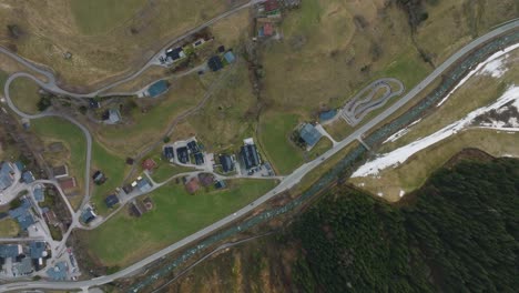 Estación-De-Esquí-De-Saalbach-hinterglemm-Con-Caminos-Sinuosos-Y-Pistas-Verdes,-Vista-Aérea