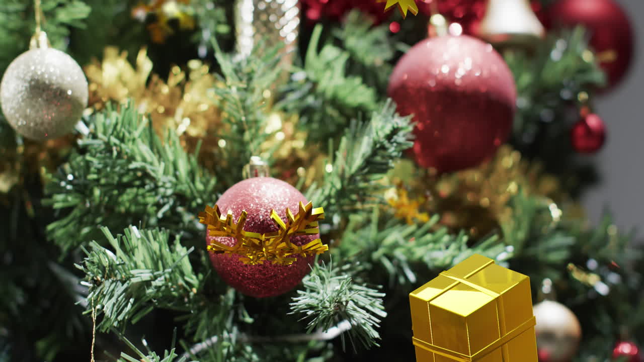 animación de decoraciones doradas de navidad sobre el fondo del árbol de navidad
