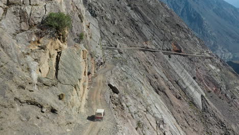 toma cinematográfica de un vehículo con drones en fairy meadows road en pakistán, la segunda carretera más mortífera del mundo, después de una toma aérea