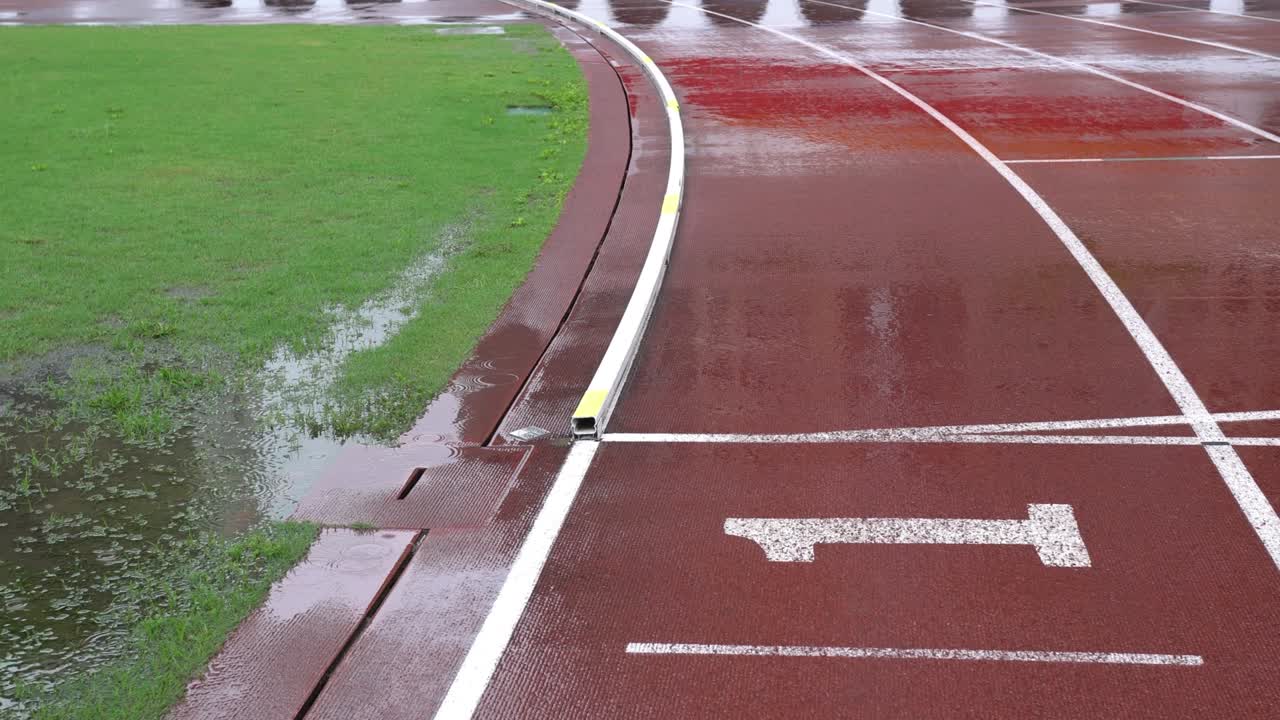 경기장 안의 육상 트랙은 첫 번째 활주로를 표시합니다.