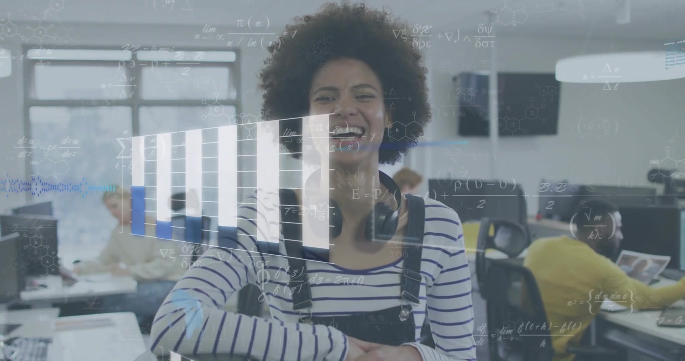 Wanita memindai monitor, mendorong pertumbuhan grafik batang sambil tersenyum dan tertawa melihat data bisnis.