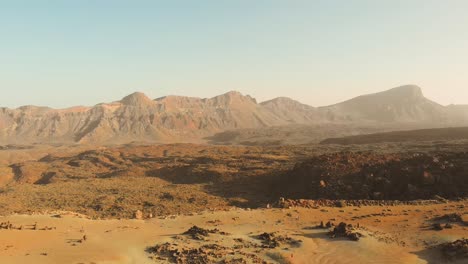 desierto paisaje volcánico en rojo