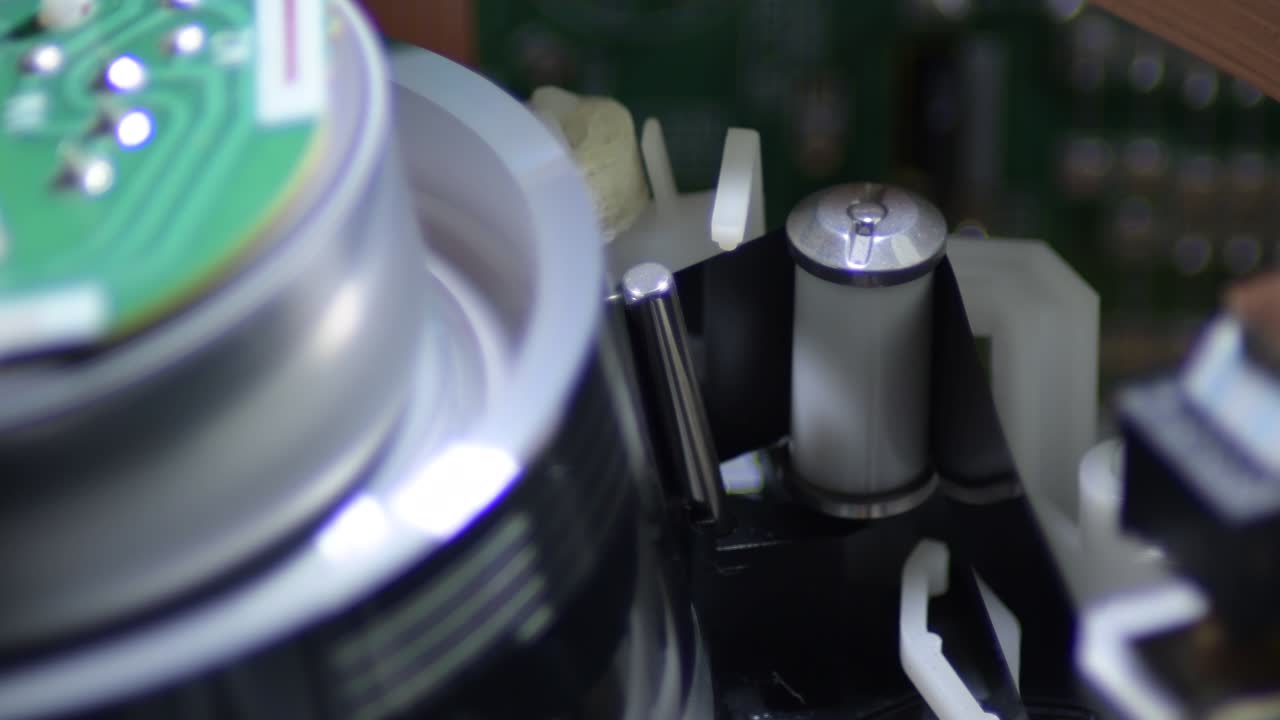 카세트 필름을 읽는 vhs 비디오 나선형 머리를 통과하는 테이프