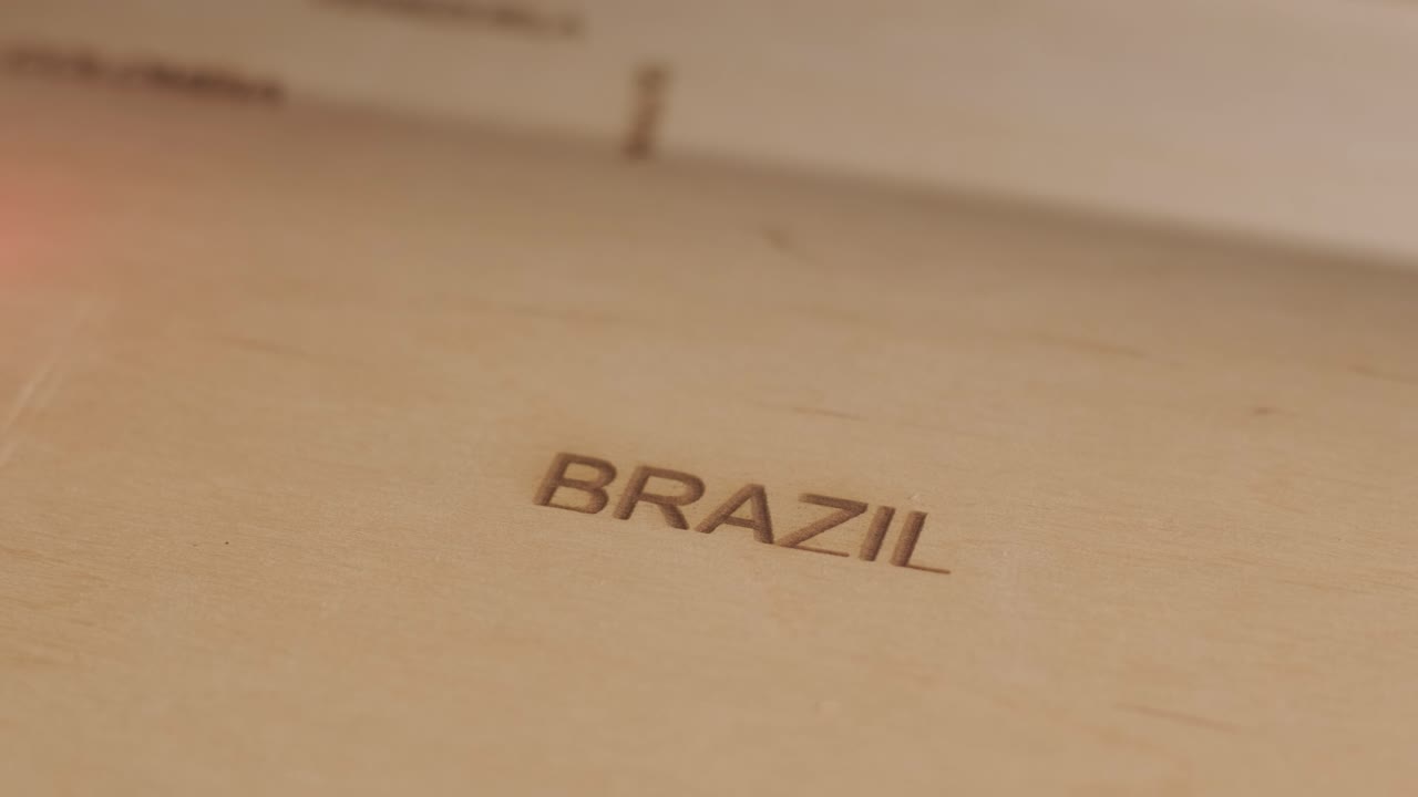 Máquina de corte láser CNC corta un mapa del mundo en tabla de madera y contrachapado, Brasil