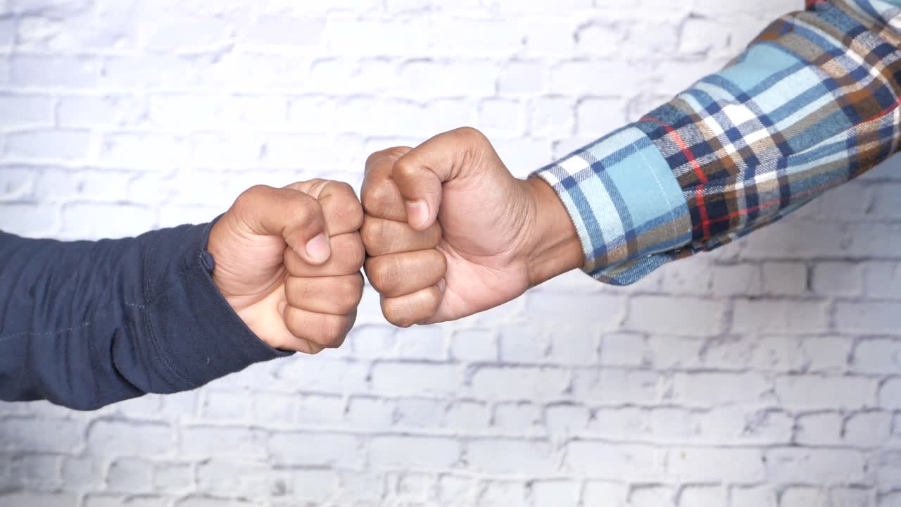 dos puños tocándose