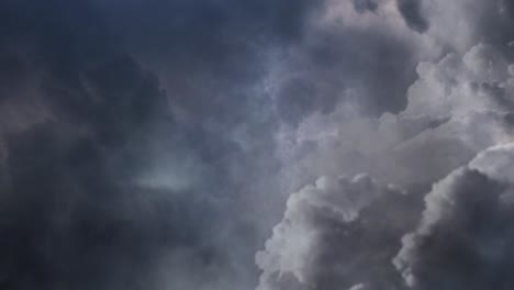 Vista-De-Un-Rayo-En-Un-Cielo-Oscuro-Cumulonimbus