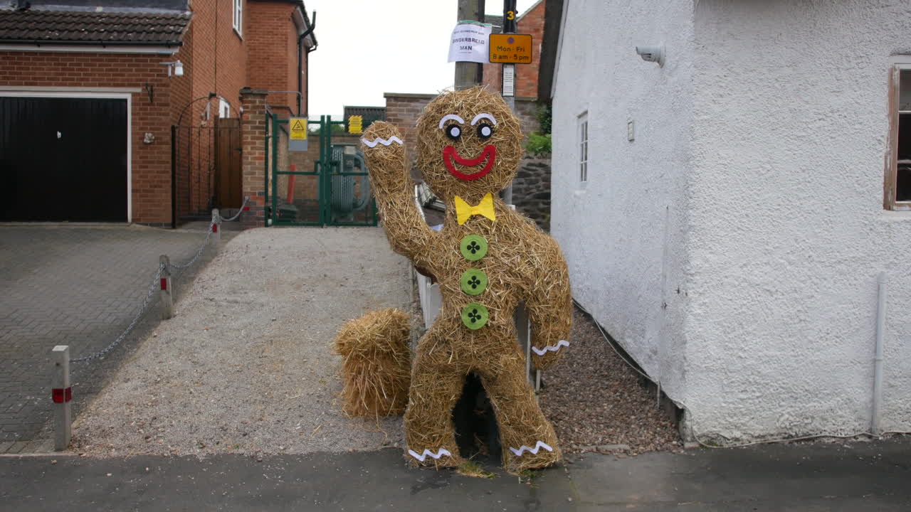 hombre gigante de pan de jengibre hecho de heno para un festival de espantapájaros