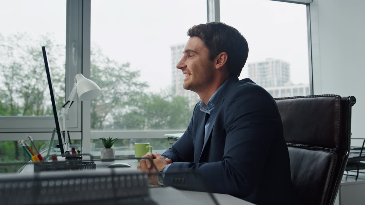 gestore sorridente parlare online salutare partner in ufficio. freelancer discutere progetto