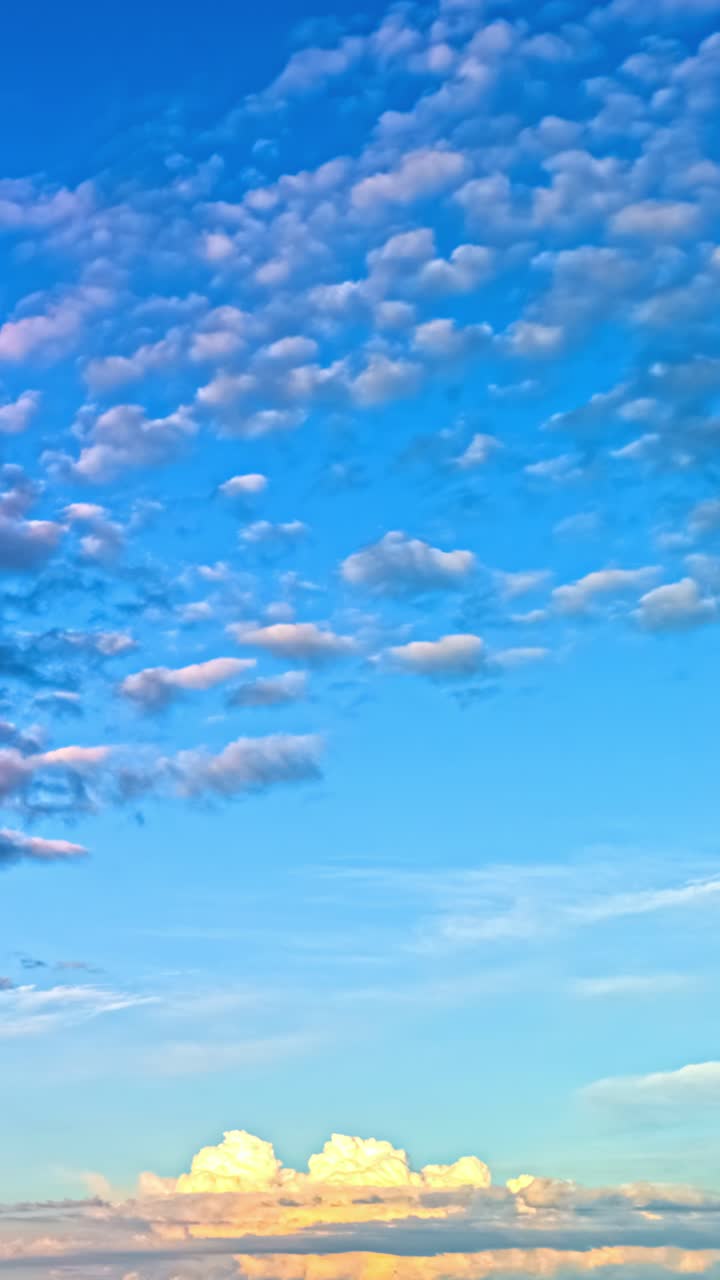 Timelapse di un cielo vivace con nuvole colorate al tramonto, rilassante e distensivo