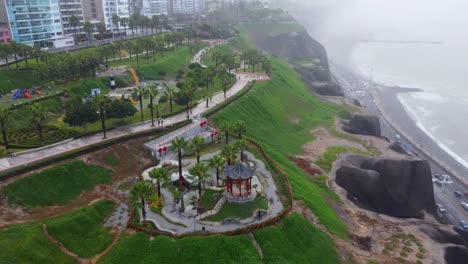 imágenes de drones 4k de un parque público temático chino en lima, perú
