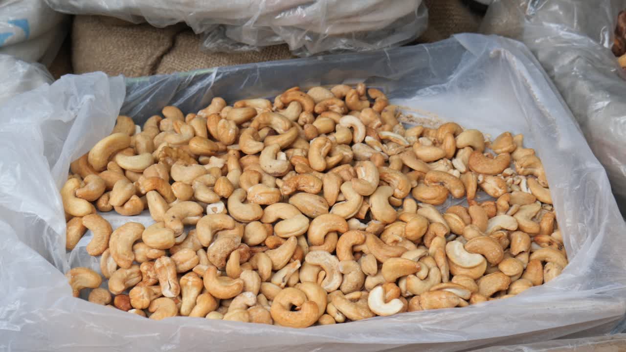 Cashewnøtter som selges på det lokale markedet i Istanbul