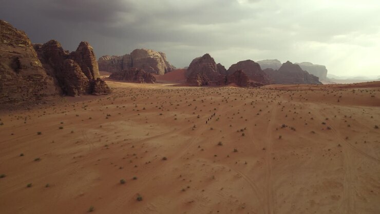 Paesaggio desertico pittoresco e mozzafiato del Wadi Rum in Medio Oriente, Giordania, dall'alto.