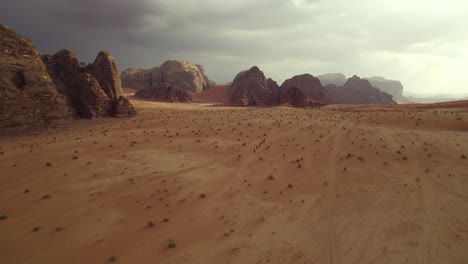 Pintoresco,-Impresionante-Paisaje-Desértico-De-Wadi-Rum-En-Oriente-Medio,-Jordania,-Aéreo