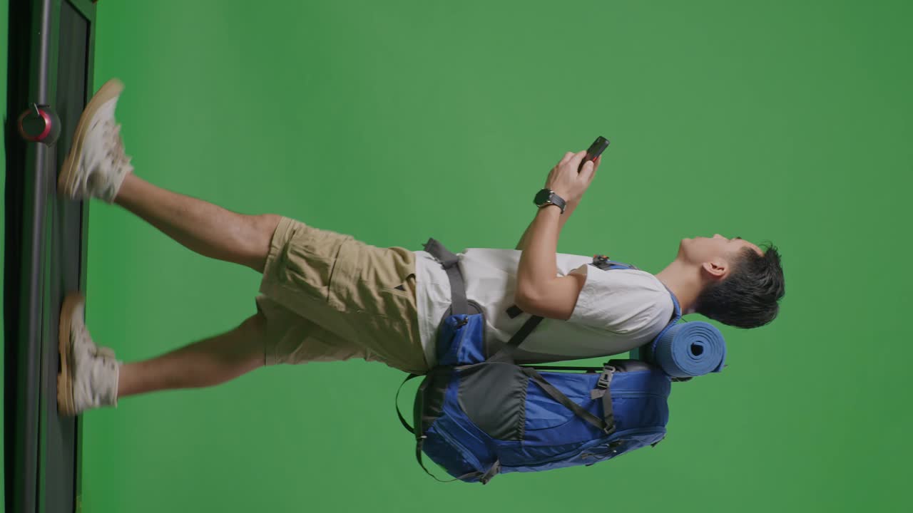 hombre con mochila en la cinta de correr en la pantalla verde
