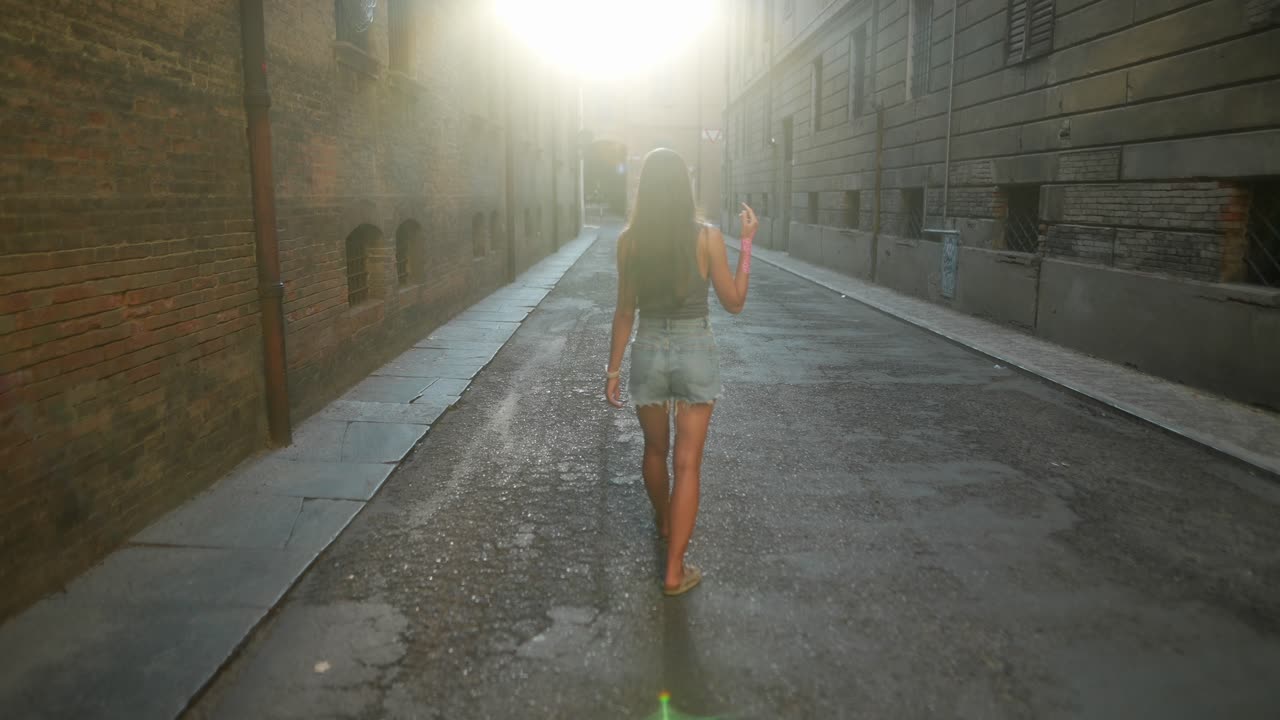 mujer caminando por un callejón italiano