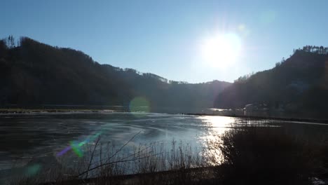 Spazieren-Entlang-Der-Zugefrorenen-Donau-In-Oberösterreich