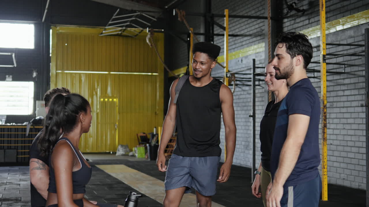 grupo de amigos disfrutando del tiempo en el gimnasio
