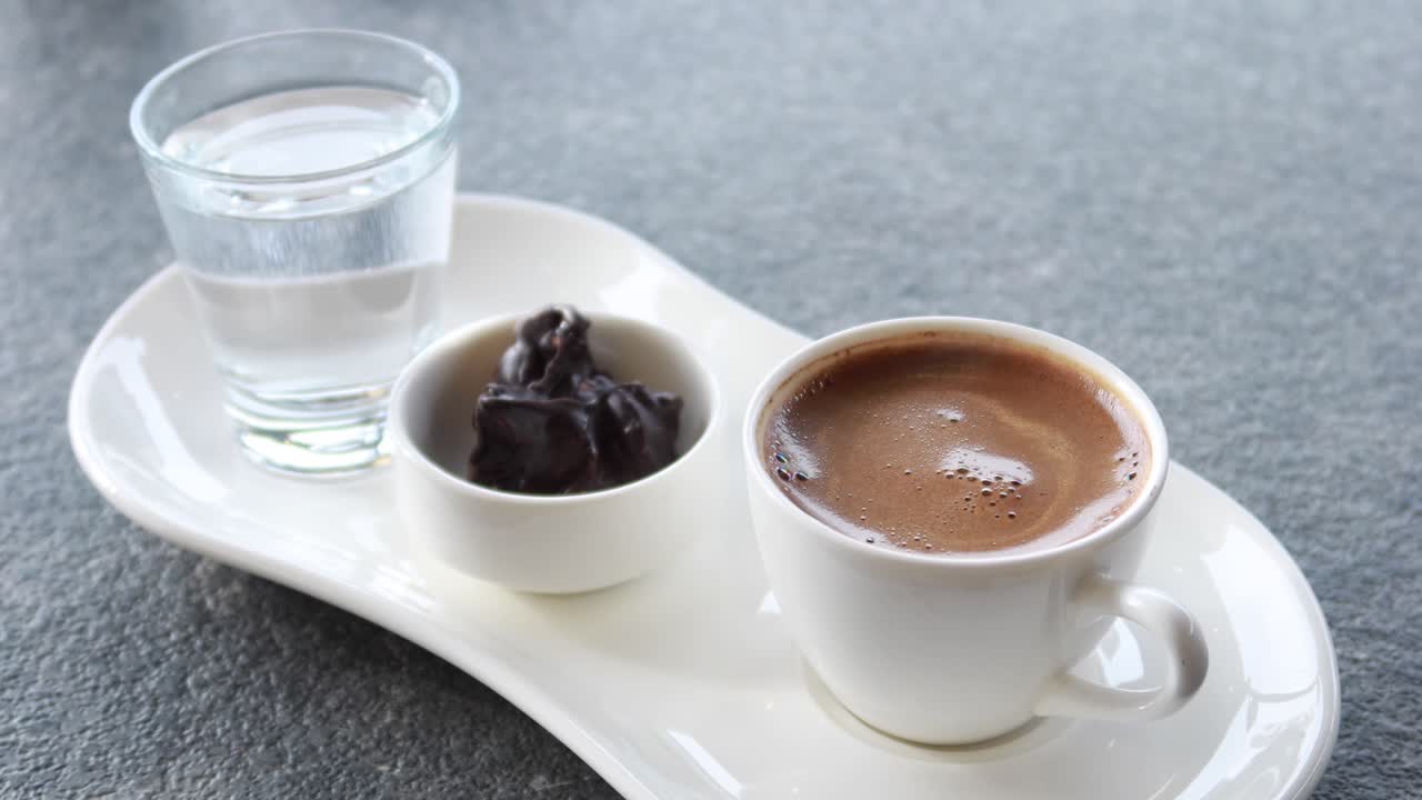 una taza de café turco en la mesa al aire libre,