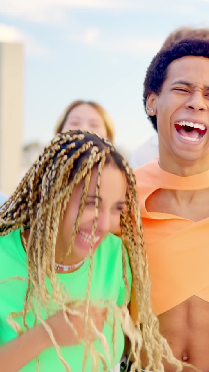 Amici multietnici felici che passeggiano e sorridono insieme lungo una passeggiata
