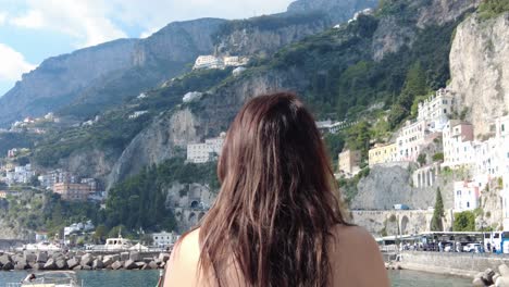 Turista-Mirando-Asombrada-Por-La-Ciudad-De-La-Ladera-En-La-Costa-De-Amalfi,-Campania,-Italia