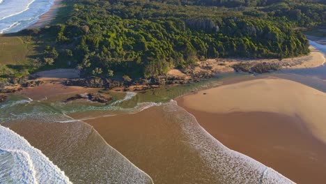 Meereswellen,-Die-Am-Sandigen-Ufer-Des-Moonee-Beach-Planschen