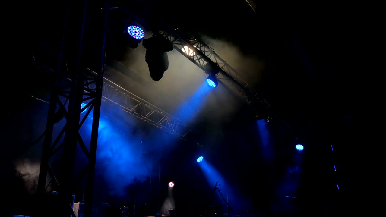Palco vuoto con luci prima del concerto