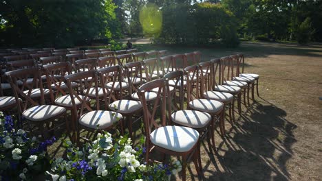 elegantes sillas adornadas con decoraciones florales están dispuestas para la recepción de la boda