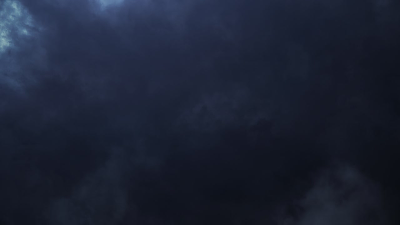 4K-Zeitraffer: Gewitter und Blitze am dunklen Himmel, POV