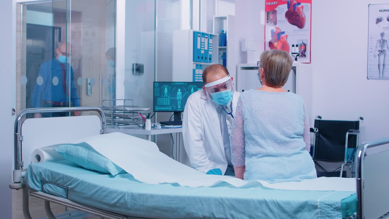 el corazón escuchador de la mujer mayor