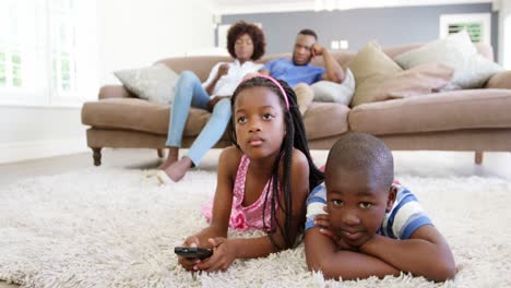 Niños-Viendo-Televisión-En-La-Sala-De-Estar