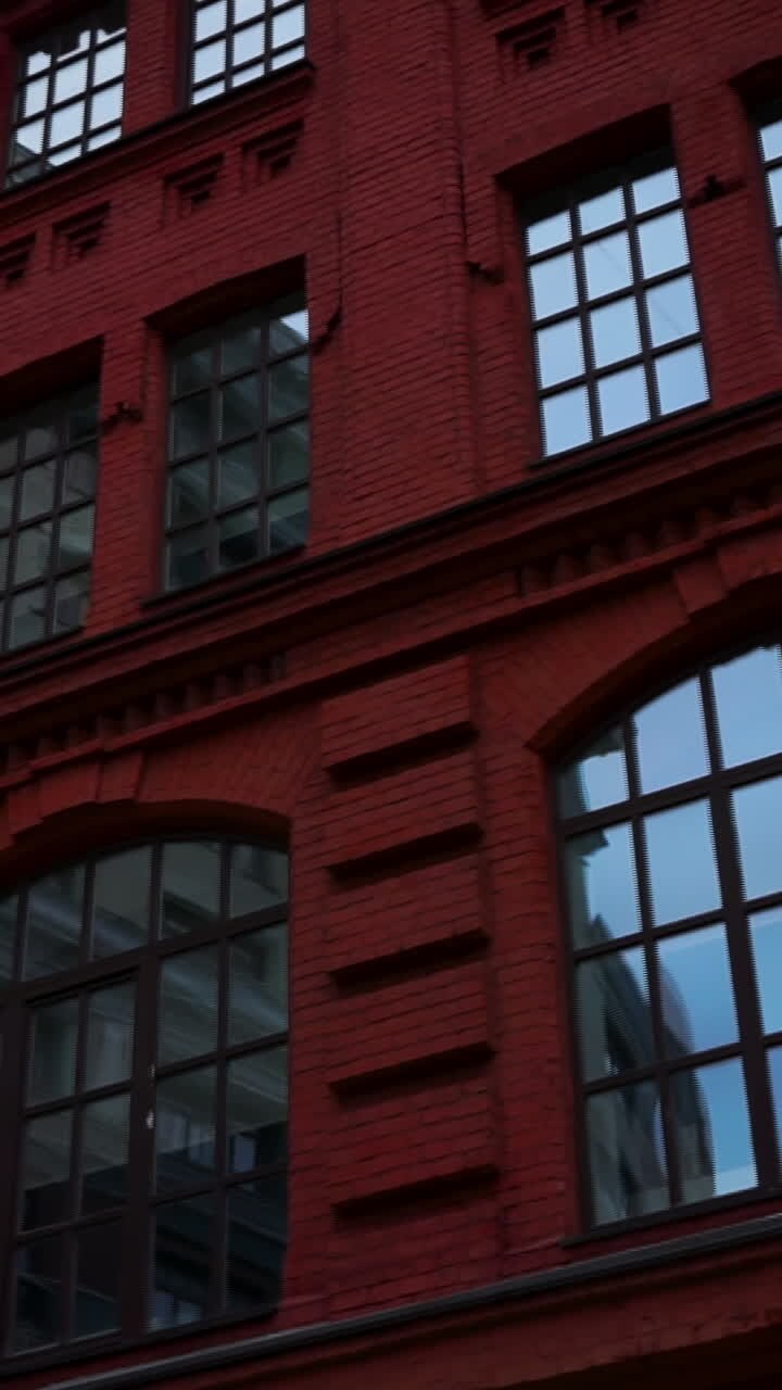 Facciata di edificio in mattoni rossi con finestre