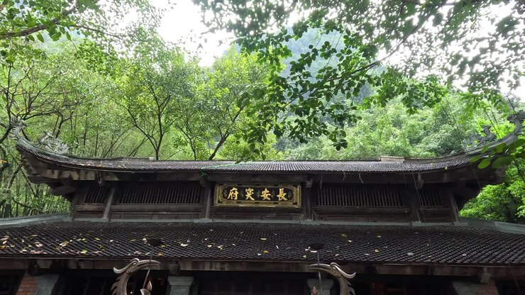 Turister udforsker et traditionelt tempel i Ninh Binh
